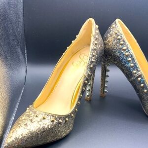 Glamorous Gold Studded Heels
Fergie’s spiked heels